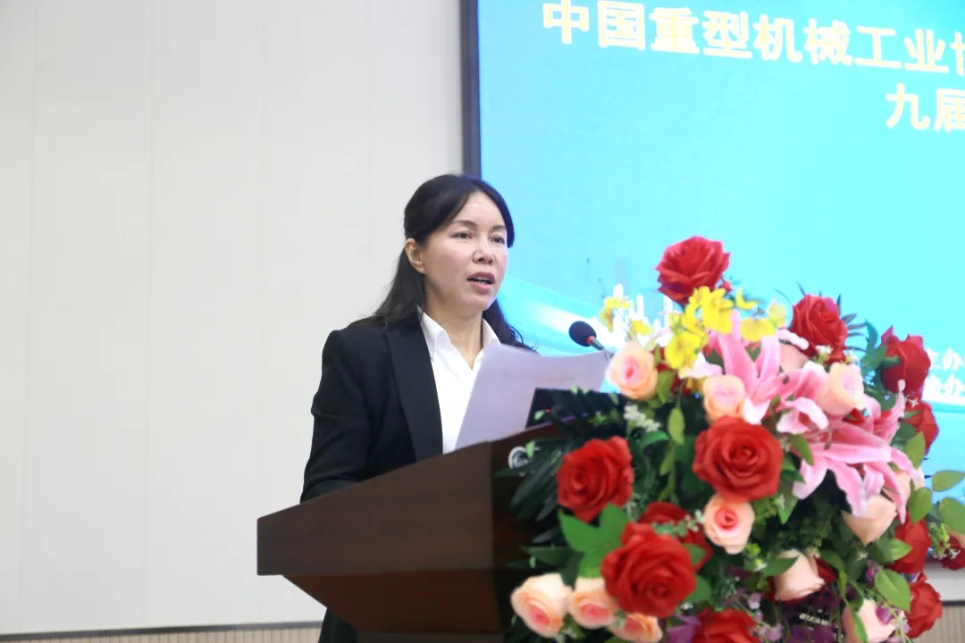 苗紅宣讀《關(guān)于表彰2019年度優(yōu)秀橋、門式起重機生產(chǎn)企業(yè)的決定》